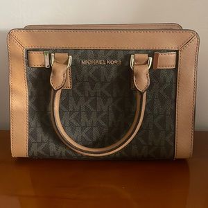 Michael kors crossbody